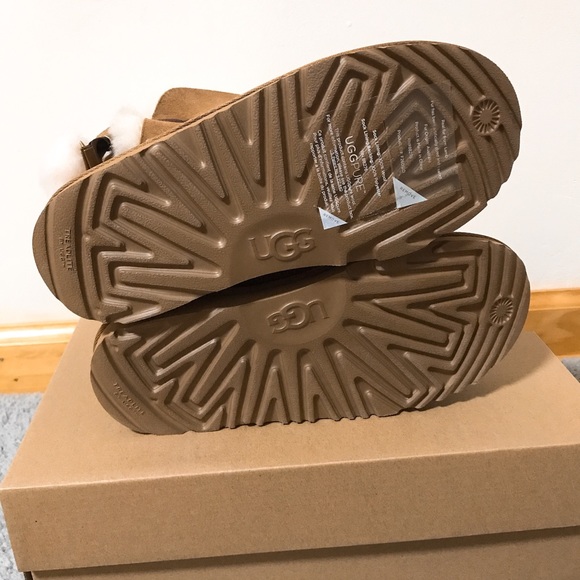 UGG Irina Star Charm boots - Picture 4 of 7